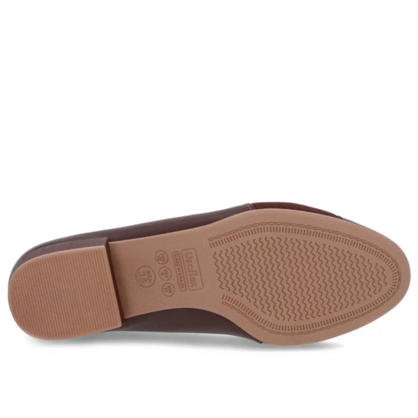 Scarpin Marrom Couro Bico Redondo Tecido Lateral - Imagem 7