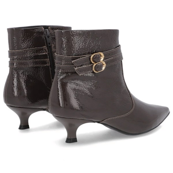 Bota Bico Fino Salto Kitten Marrom Verniz Tiras - Imagem 6