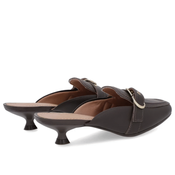 Mule Marrom Couro Salto Kitten Fivela - Imagem 5